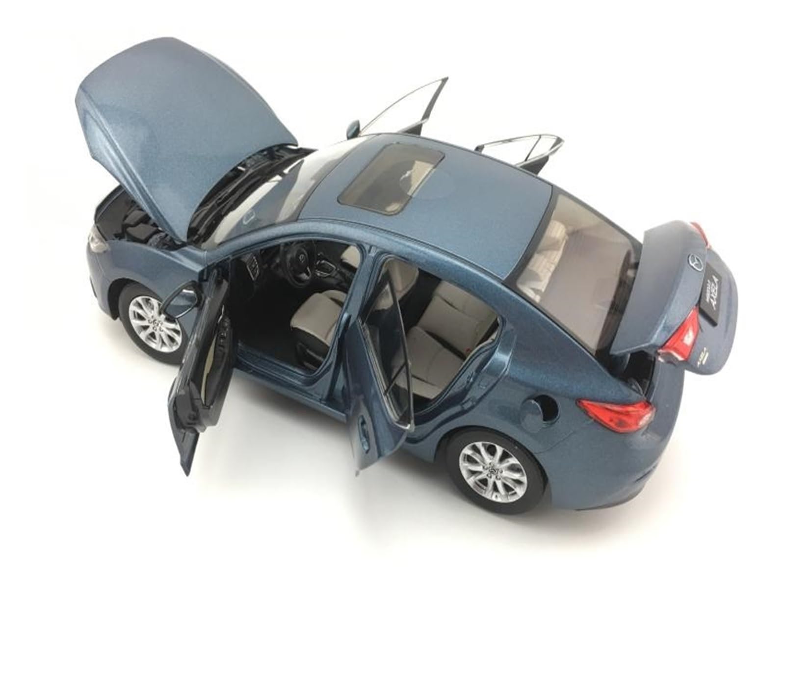 マツダ　アクセラ　AXELA　ミニカー 1/18 Amazon.co.jp: 塗装済み完成モデルプラモデル 1:18 マツダ