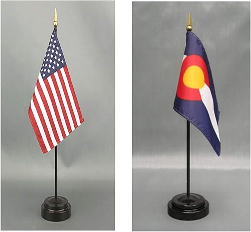 Miniatura 15 de Fabricado en los Estados Unidos. Bandera miniatura de escritorio y mesa de 4 x 6 pulgadas, incluye 2 soportes de bandera y 2 pequeñas banderas