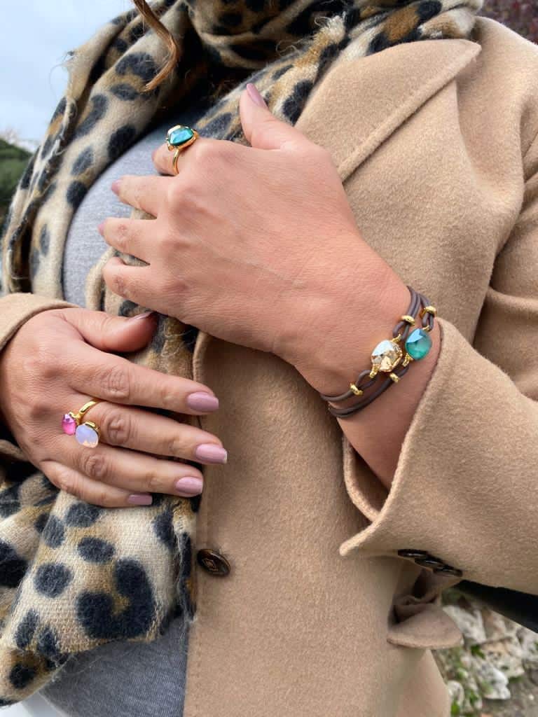 Pulsera de caucho marrón y cristal, base dorada chapada en oro 18k, tamaño ajustable, diseno exclusivo, regalos para mujer