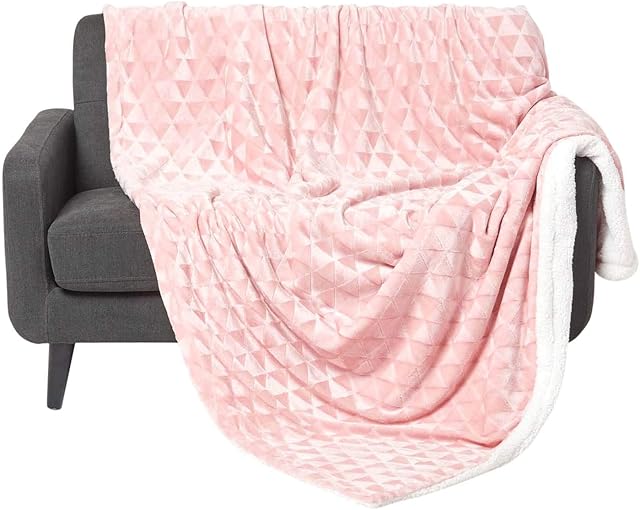 HOMESCAPES Blush Pink Velvet Throw 130 x 160 cm Soft Geometric Pattern Sherpa Velvet Throw Blanket Bed and Sofa Throw for Single Beds and Armchairs