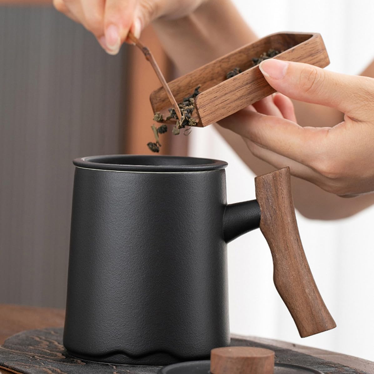 Happyyami Taza de Cerámica Negra con Filtro y Asa de Madera 360ml para Infusión de Té Fácil de Limpiar Diseño Elegante para Varias Ocasiones