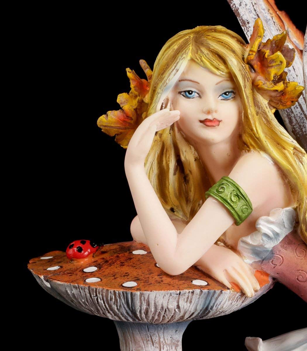 Figuren Shop GmbH Kleine Elfen Figur lehnt Sich an Fliegenpilz - Fee Fairy Fantasy