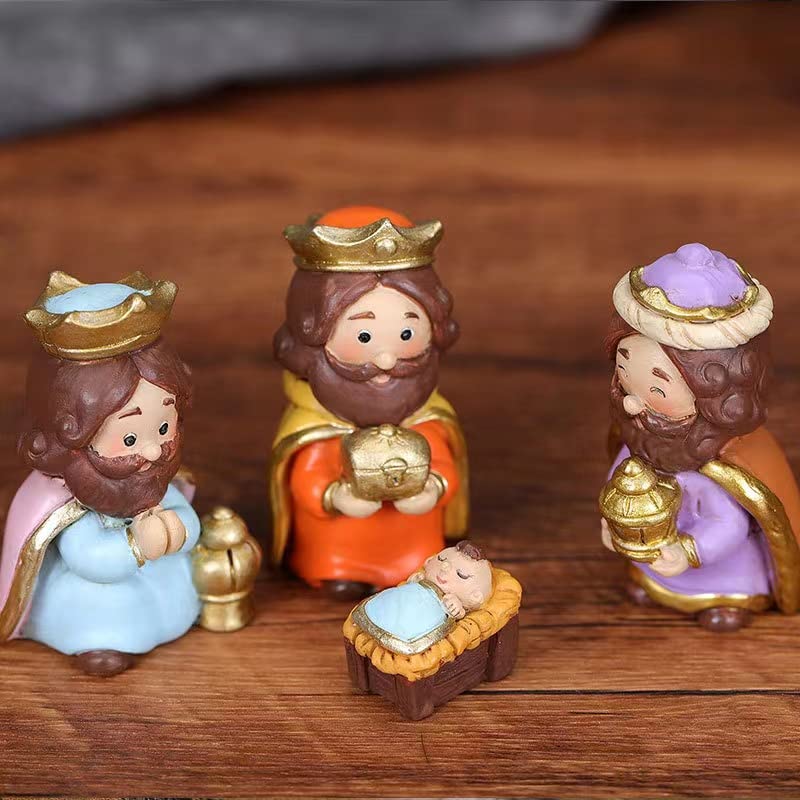 Mn-kerststal gemaakt van een lege eerdoos met poppetjes van vlt