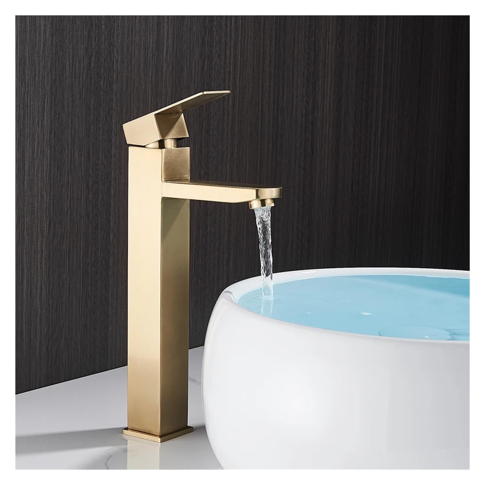 Mitigeur d'évier doré grand lavabo pour une salle de bain moderne et épurée