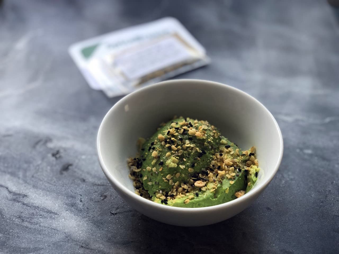 1kg di semi di canapa biologici sbucciati e non tostati - i semi di canapa sono ideali come condimento saporito per muesli e insalate