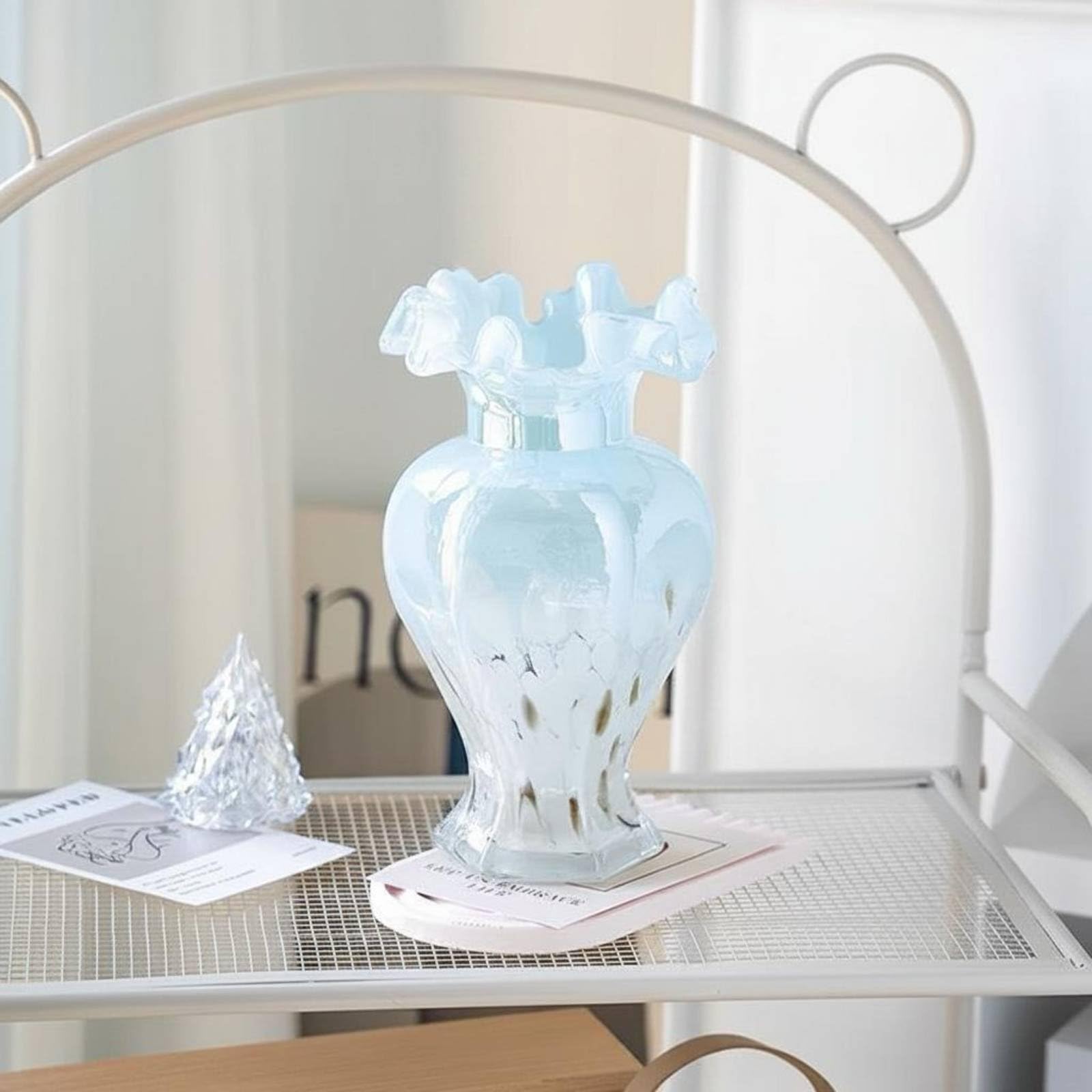 Jarrón Decorativo de Florero de Vidrio Ondulado Soplado con Acabado Pulido y Base Estilizada Diseño Único Artesanal Adecuado para Salón Comedor Oficina Regalo, Azul Empolvado