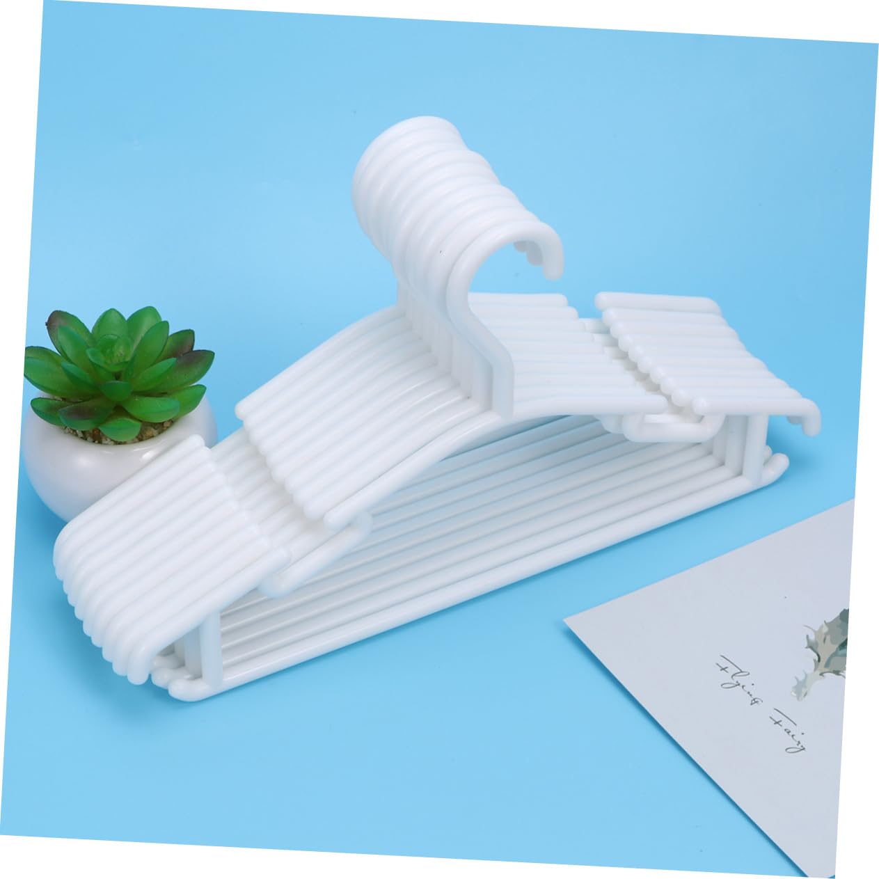 rutschfeste Kleiderbügel aus Kunststoff, Weiß, 10 Stück | Pp Ausführung, Robuste Form, für Kleidungsgeschäfte und Zuhause, Schlicht Praktisches Design