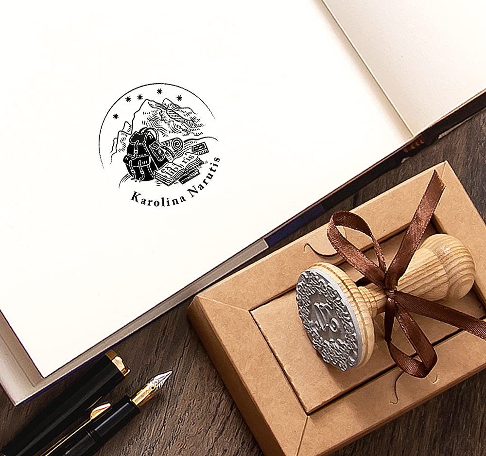 Ex libris Tampon Sac À Dos Voyage Montagnes Pile Livres Personnalisé, Bois Rond 40mm, Boite Cadeau Spécial