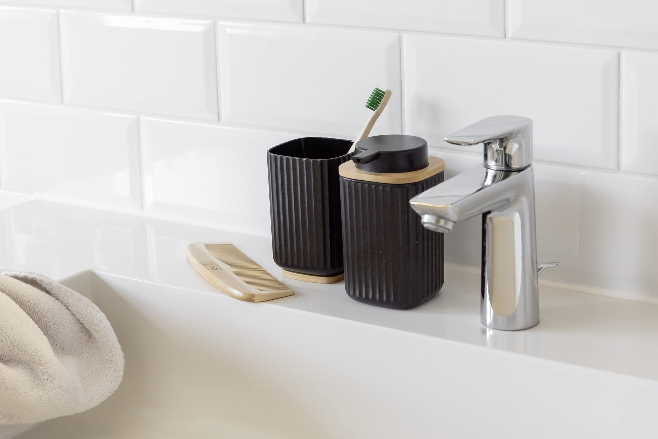 WENKO Dispensador de jabón Rotello, dosificador recargable con capacidad de 250 ml, en plástico de calidad óptima y detalles de bambú, apto para lavavajillas, 8,9 x 12,7 x 7,5 cm, negro/natural