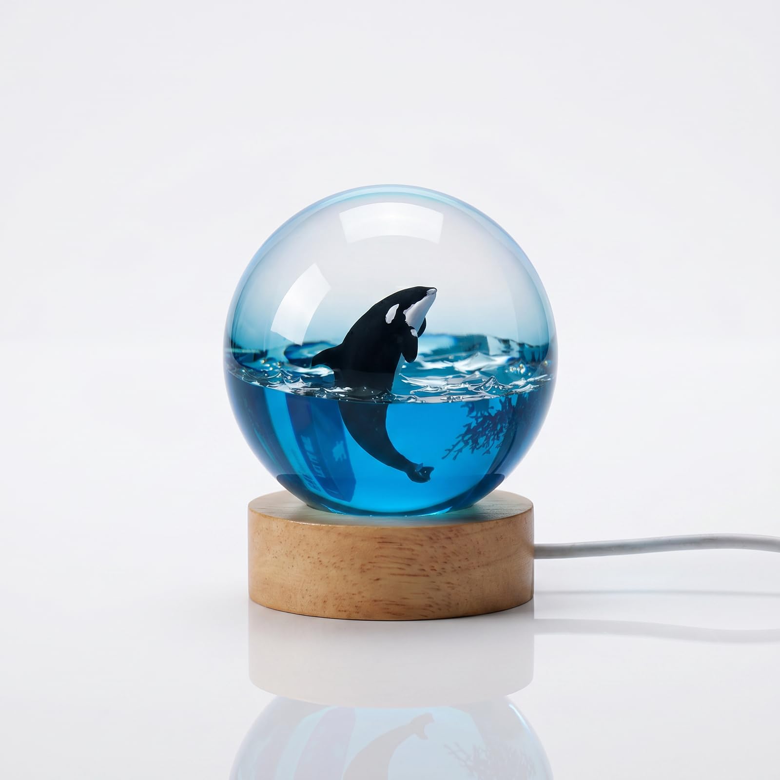 VISIOLEX Ocean Life Resin Crystal Ball Night Light with Wooden Base – 3D Manta Ray, Orca, Beluga, Humpback Whale – USB Powered Decorative Lamp for Bedroom, Home Decor & Gift Giving (Killer Whale)