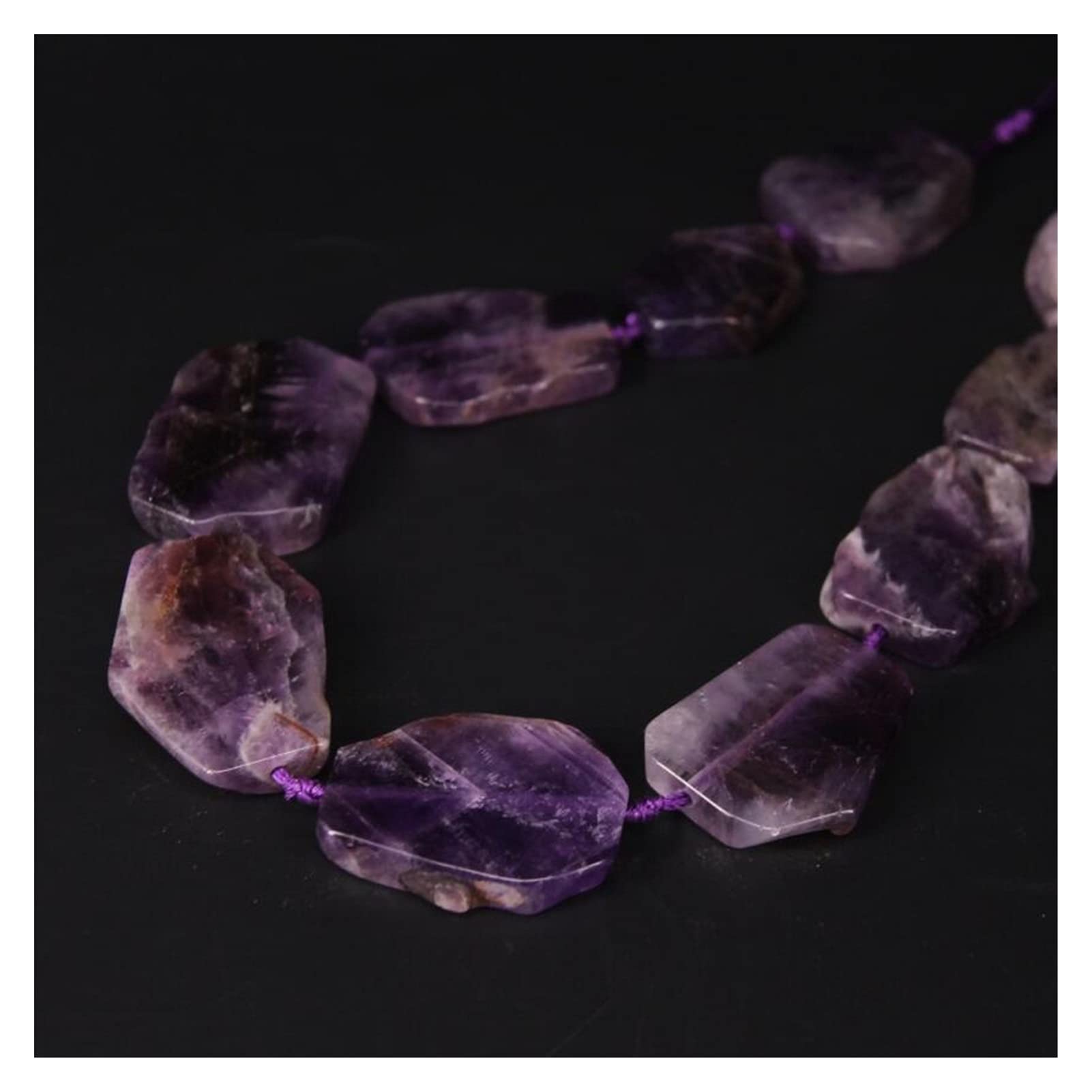 Améthystes foncées naturelles : offrez l'énergie mystique d'une tranche de quartz brut