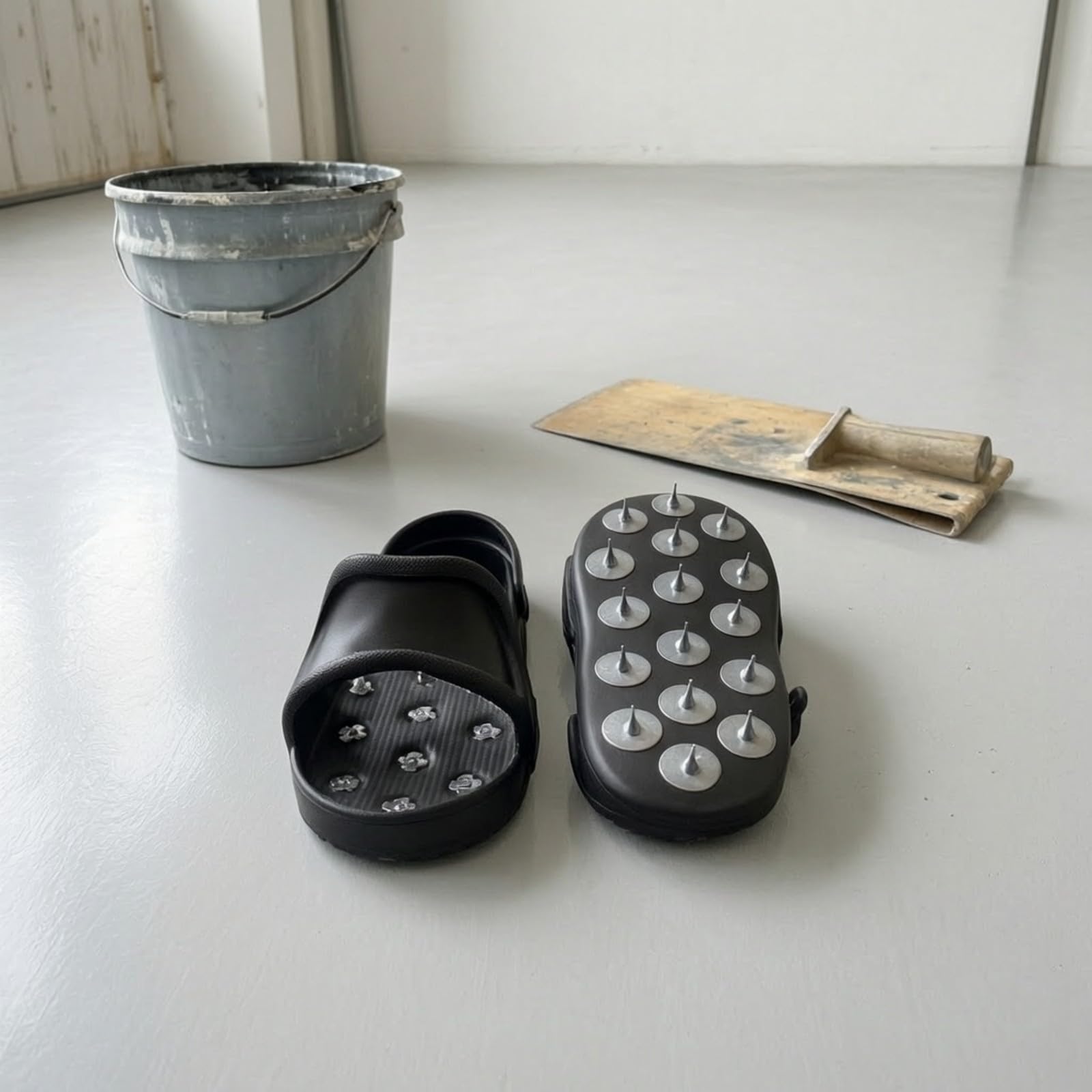 Baoblaze Calzado Funcional con Clavos Acero y Placas Redondas Metal para Evitar Resbalones en Superficies Húmedas con Abertura en la Punta y Tirante Talón Seguro