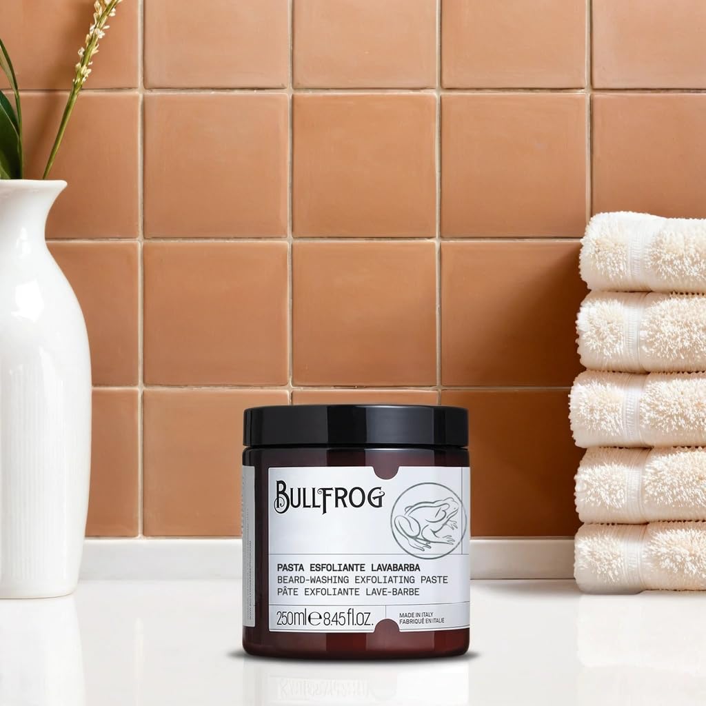 Bullfrog New Pâte Exfoliante Lavage de Barbe 250ml - Nettoyant Exfoliant aux Granules de Sucre, Anti-Odeurs, Parfum Lavande et Vétiver, Action Délicate et Naturelle, Fabriqué en Italie