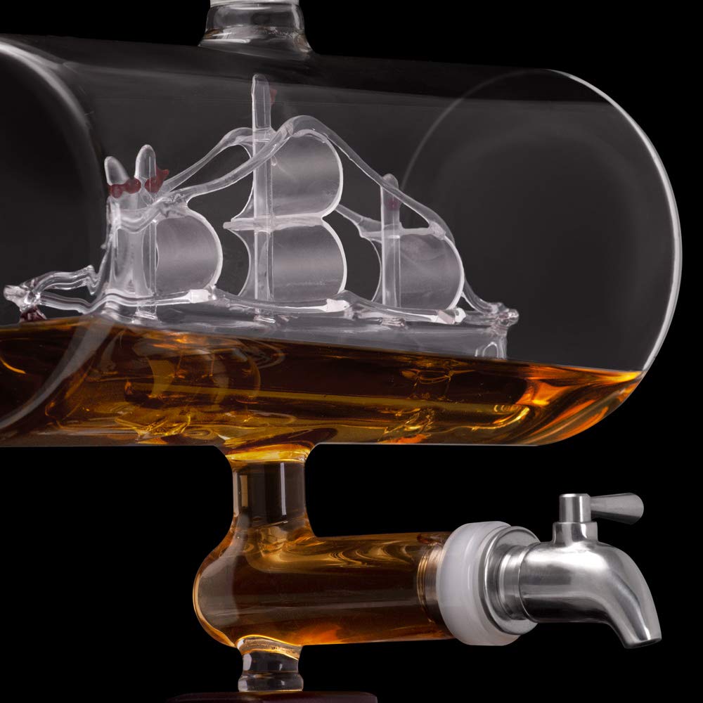 Maverton Whisky Karaffe mit Gravur - Schiff mit Edelstahl-Wasserhahn, 1000 ml - 4er Whiskygläser Set - Whisky Dekanter - Name - Weihnachtsgeschenke