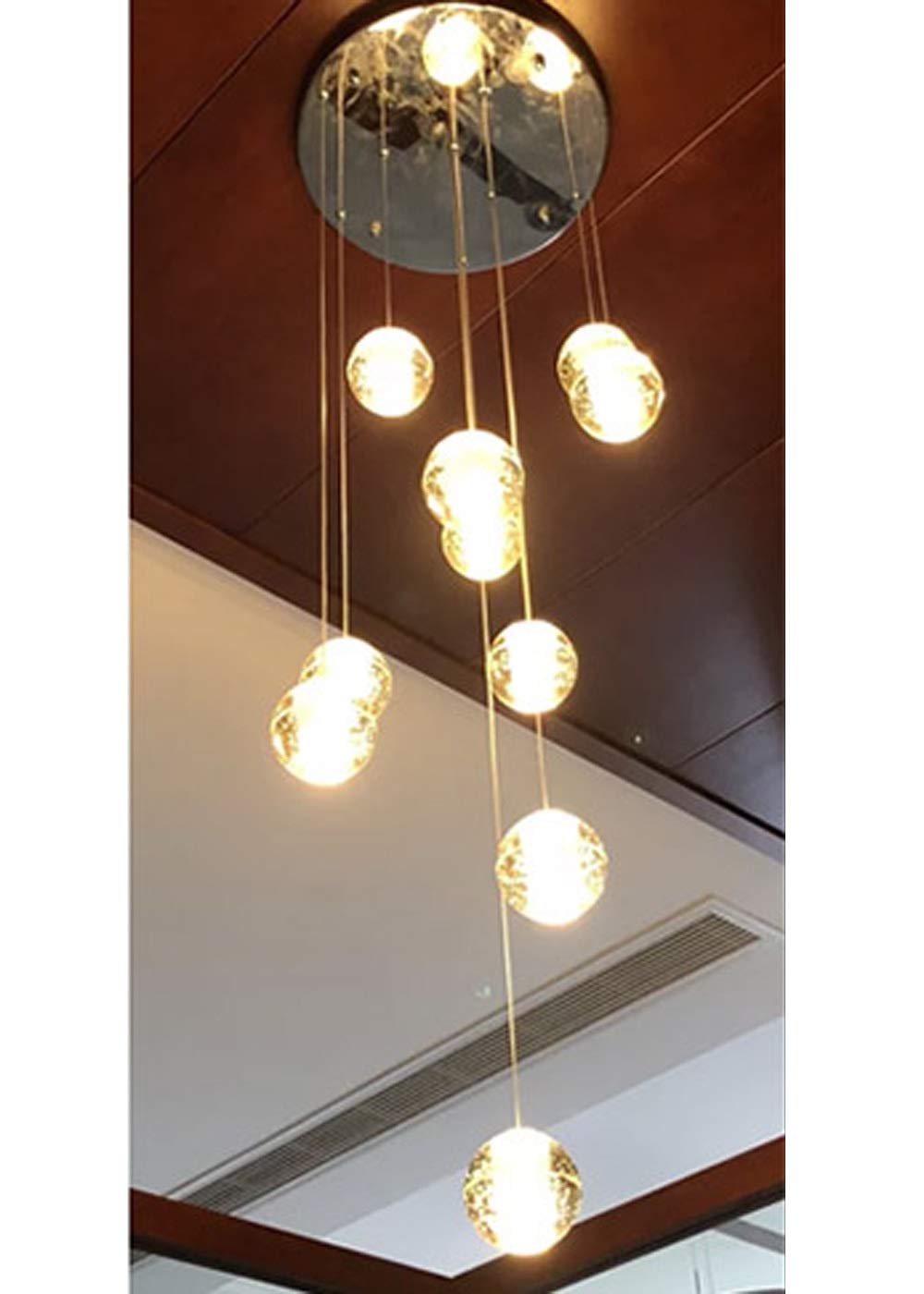 Lampe suspendue villa de prestige avec grand lustre en spirale pour escalier
