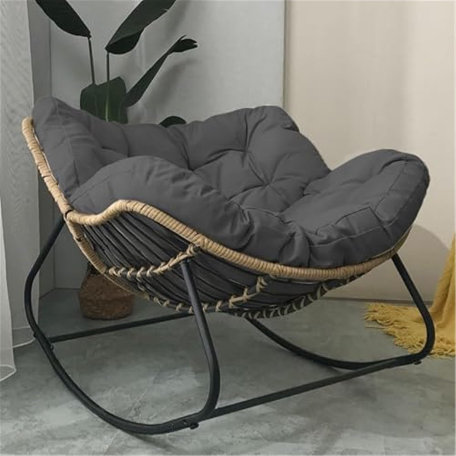 Chaise à bascule moderne d'extérieur en rotin haut de gamme et structure métallique stable