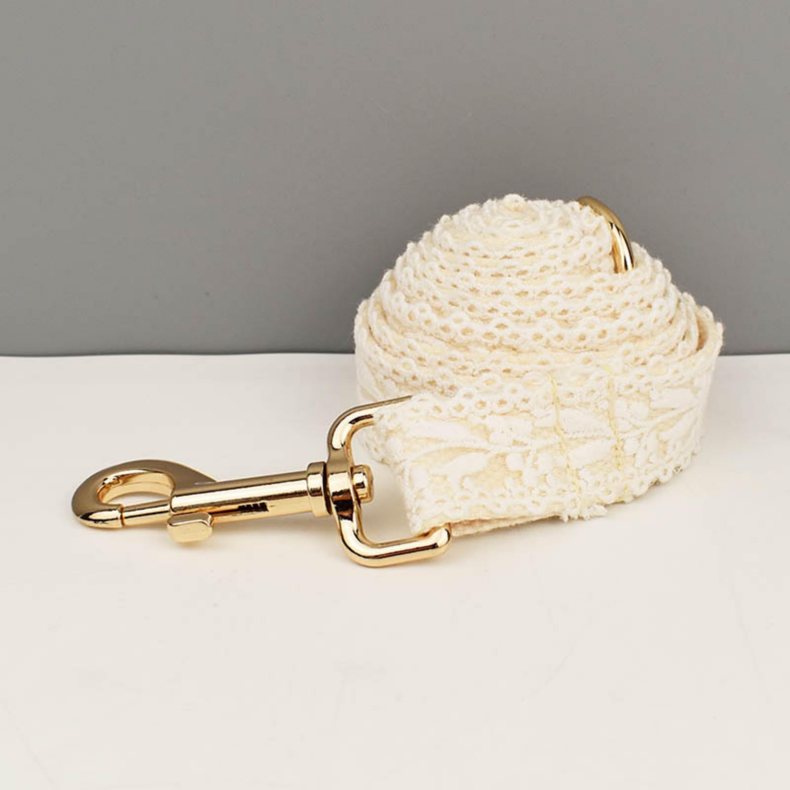 Ensemble Harnais et Laisse pour Chien en Dentelle, Harnais pour Chien pour la Marche et Le Dressage, Ensemble de Laisse réglable avec Fleurs pour Chiens de Petite, Moyenne et Grande Taille