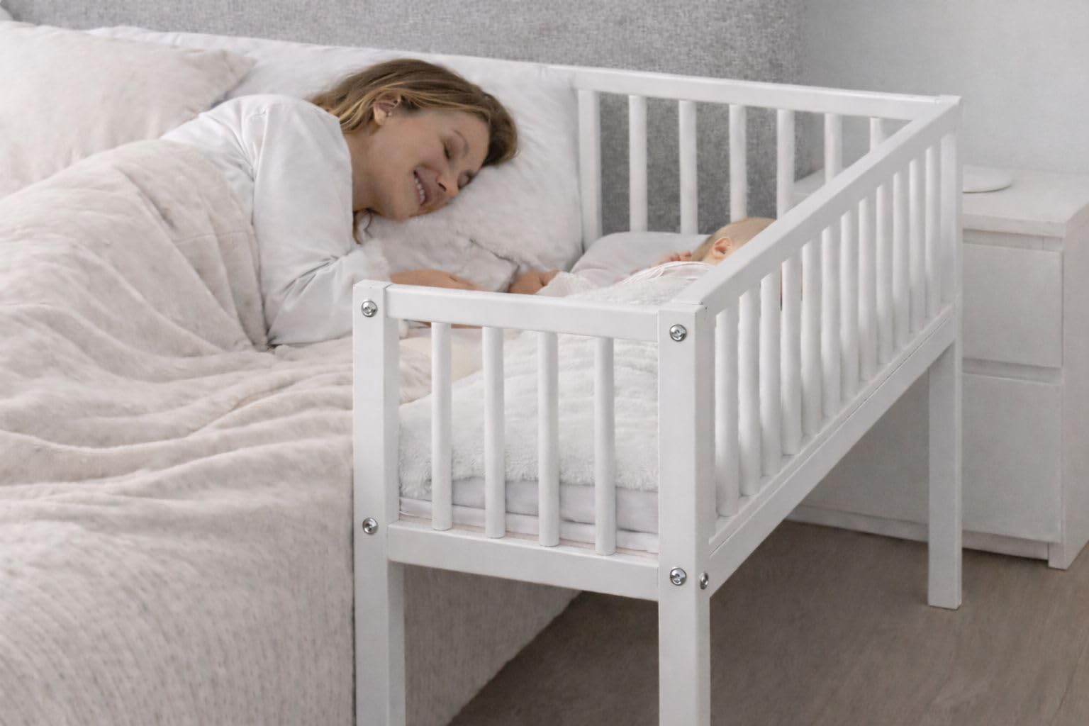 Beistellbett Baby 80x40 cm Charlie – Massives Buchenholz – inkl. Matratze & Befestigungsgurt – Absenkbare Seite – Babybett Weiß