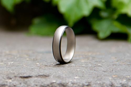Miniatura 4 de Men's titanium and carbon fiber ring. Unique and modern wedding band. Water resistant, very durable and hypoallergenic. (00302_7N)