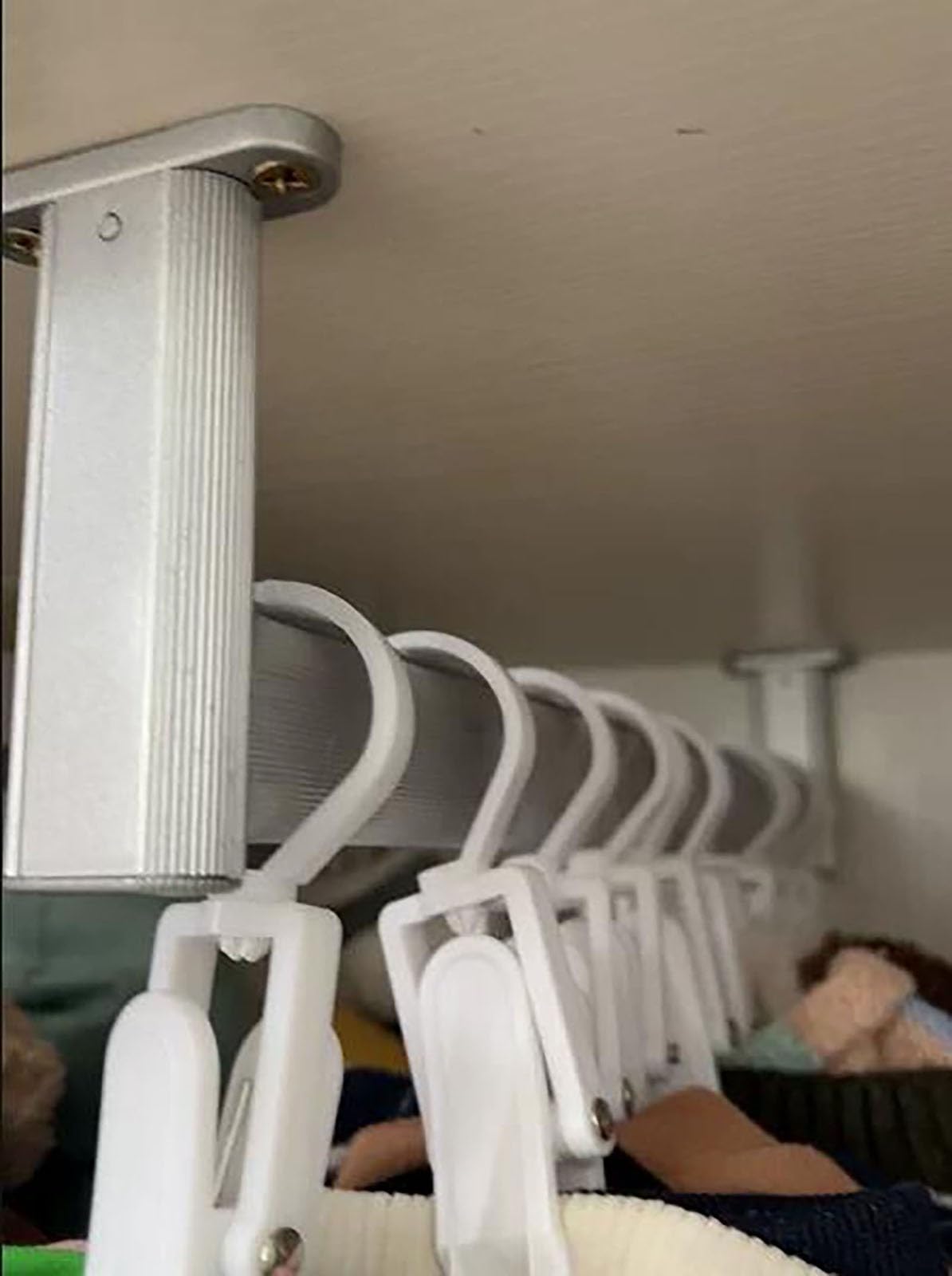 Konfigurowalny aluminiowy drążek do szafy, wytrzymały drążek wiszący do płaszcza zimowego, pralni i szafy (biały 70 cm/27,5 cala), solidne regulowane rozwiązanie oszczędzające miejsce