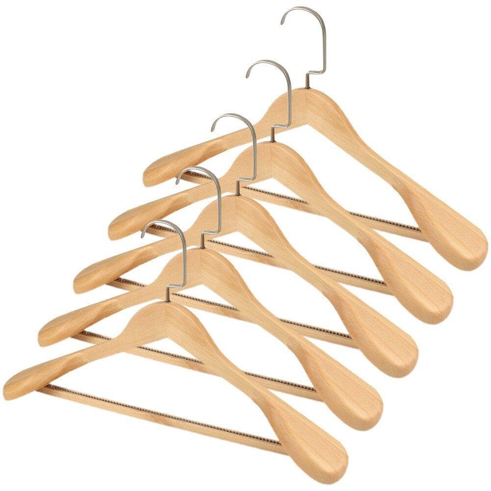 Cintres de costume en bois pour organiser un dressing élégant et ordonné