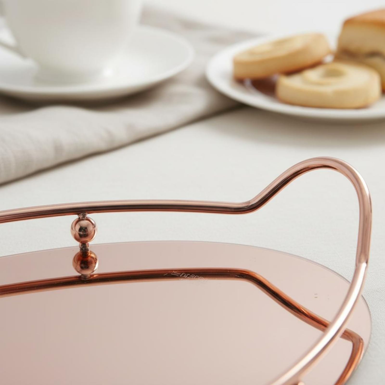 Bandeja de Acero Inoxidable Resistente con Diseño Moderno Doble Agarradera Superficie Pulida y Marco Ornamental Apta para Aperitivos Accesorios, Oro, Grande 44 27 6 Cm