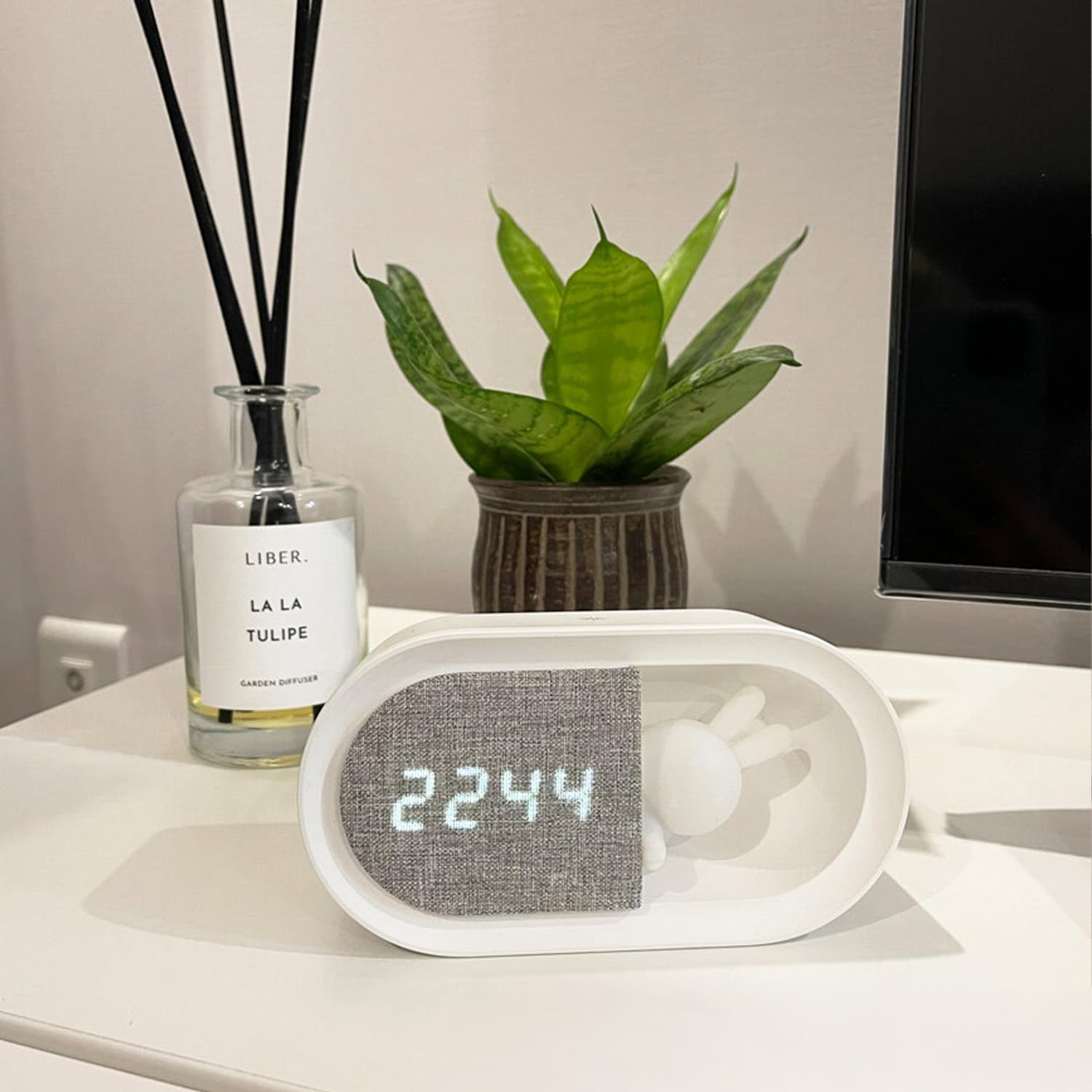 Forever Light Kinderwecker mit Nachtlicht FNL‑05 Ingrid | Digitaler Wecker mit 1200 mAh Akku & USB‑C | Geräuschlos | LED Häschen-Lampe | Für Kinderzimmer, Babyzimmer & Reisen – Weiß