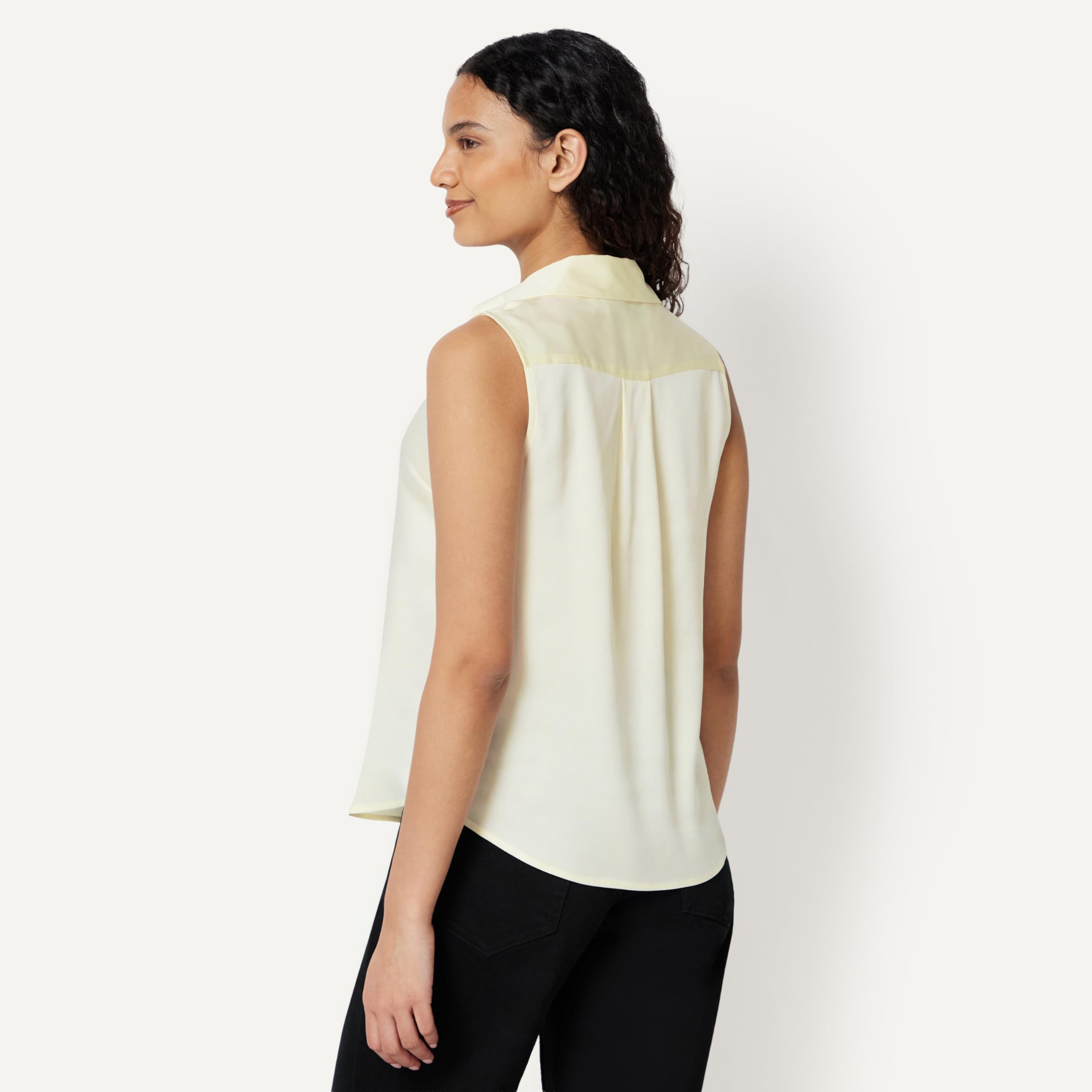 Amazon Essentials Femme Chemisier boutonné sans Manches, Coupe Classique
