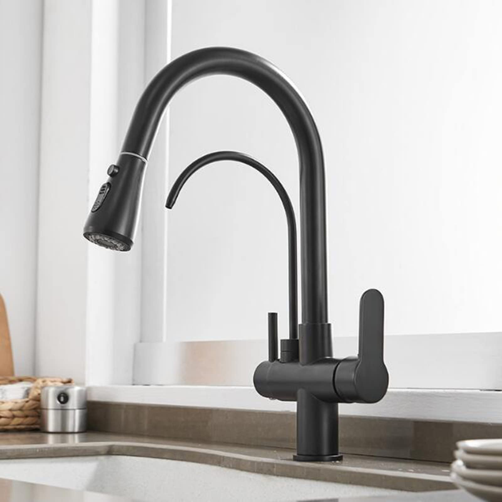 Mitigeur en laiton noir mat au design contemporain et trois voies d'eau