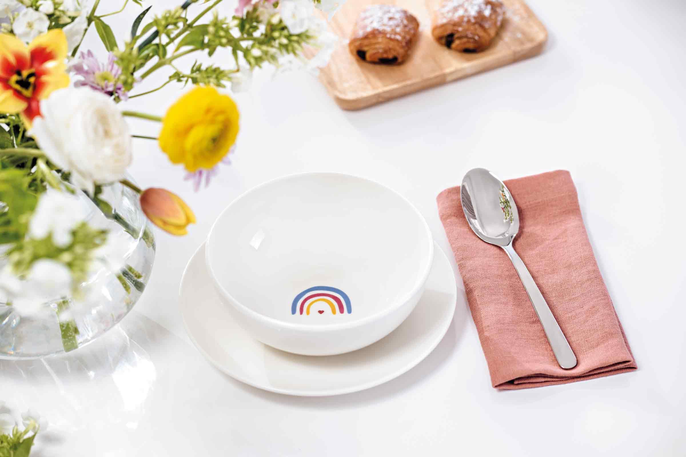 Villeroy & Boch With Love Müslischalen Be Happy 4er Set, 590 ml, Vielseitige Schalen für Suppe, Salat und Ramen, Premium Porzellan, spülmaschinen- & mikrowellengeeignet