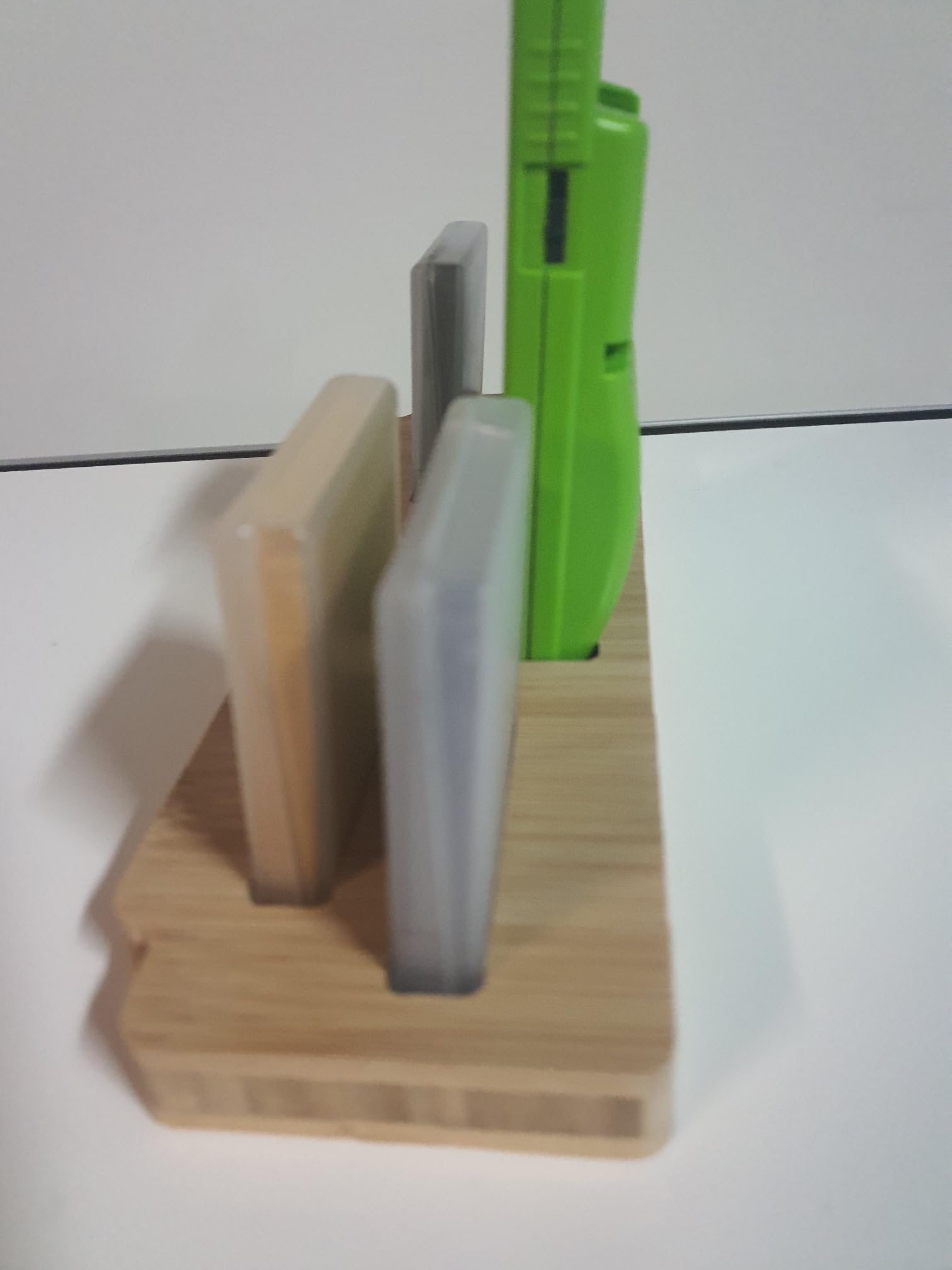 Soporte genérico apto para Nintendo Gameboy Color y 4 juegos en funda protectora.