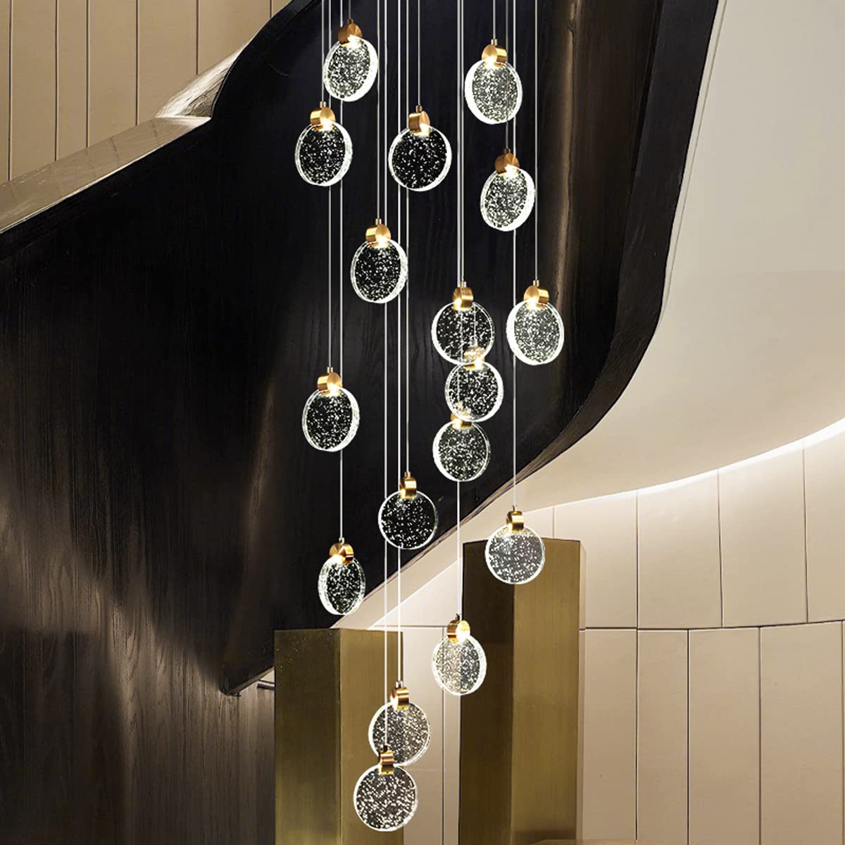 Lampe suspendue en cristal pour illuminer grand salon et escalier sombre