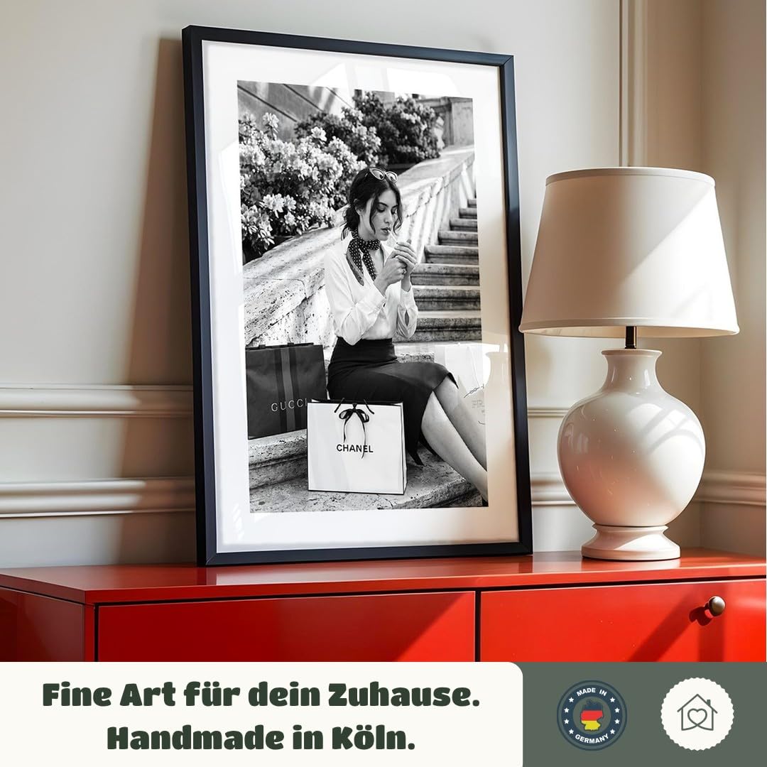 MJ-GRAPHICS® Poster Frau Kunstdruck schick Stadt Einkauf Wandbild schwarz weiß Stadtleben stilvoll Deko Treppe urbanes Flair Wohnzimmer Wanddeko modern 50x70 mit schwarzem Rahmen