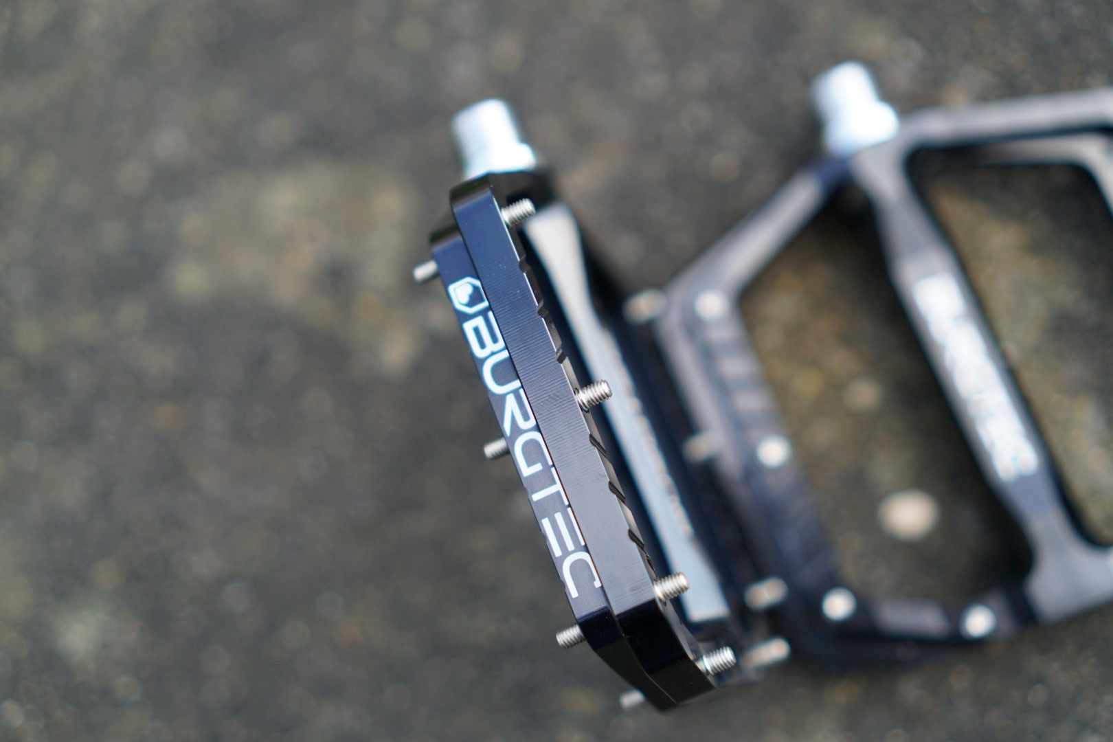 Amazon | Burgtec ペントハウス MK5 フラットスチール車軸 MTB
