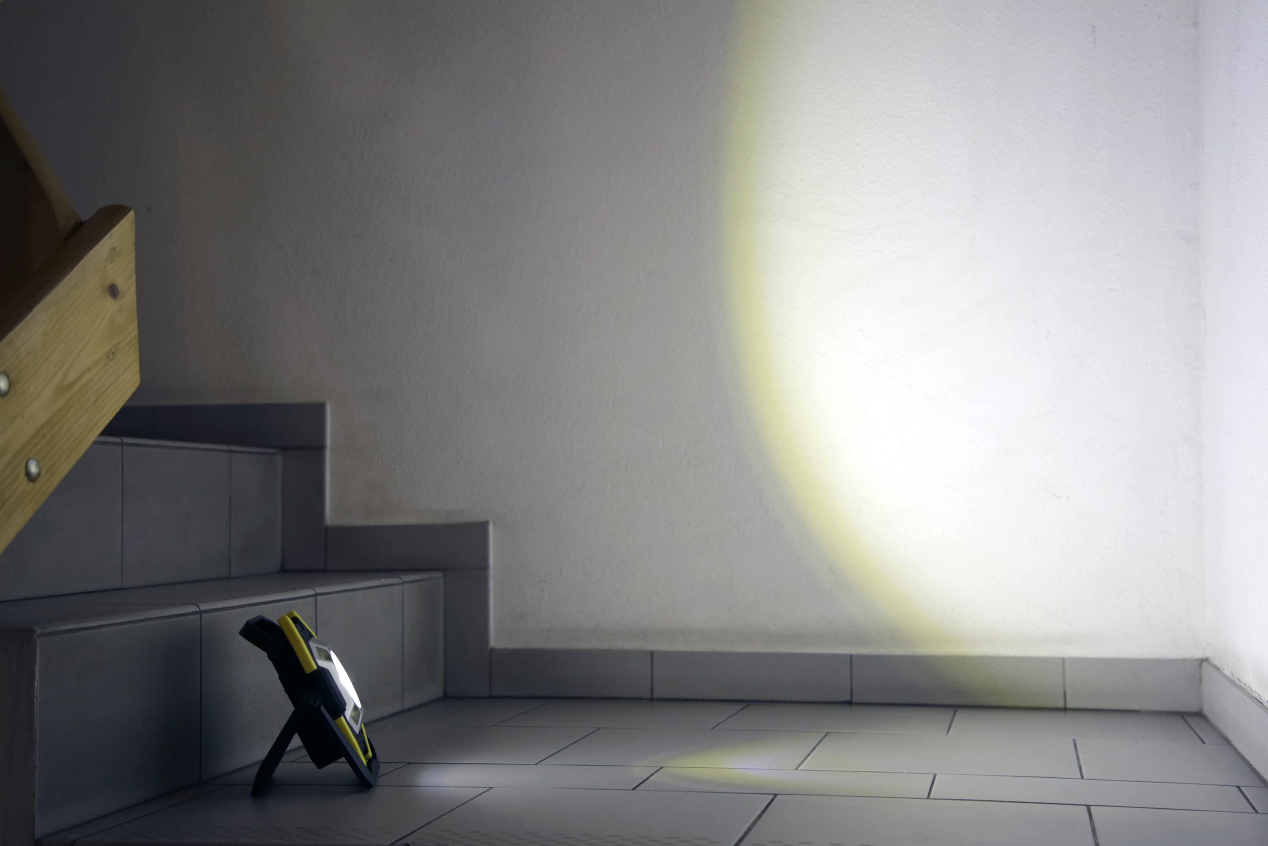Kerbl Proiett LED Mobile A Batteria, Workfire PRO 30W