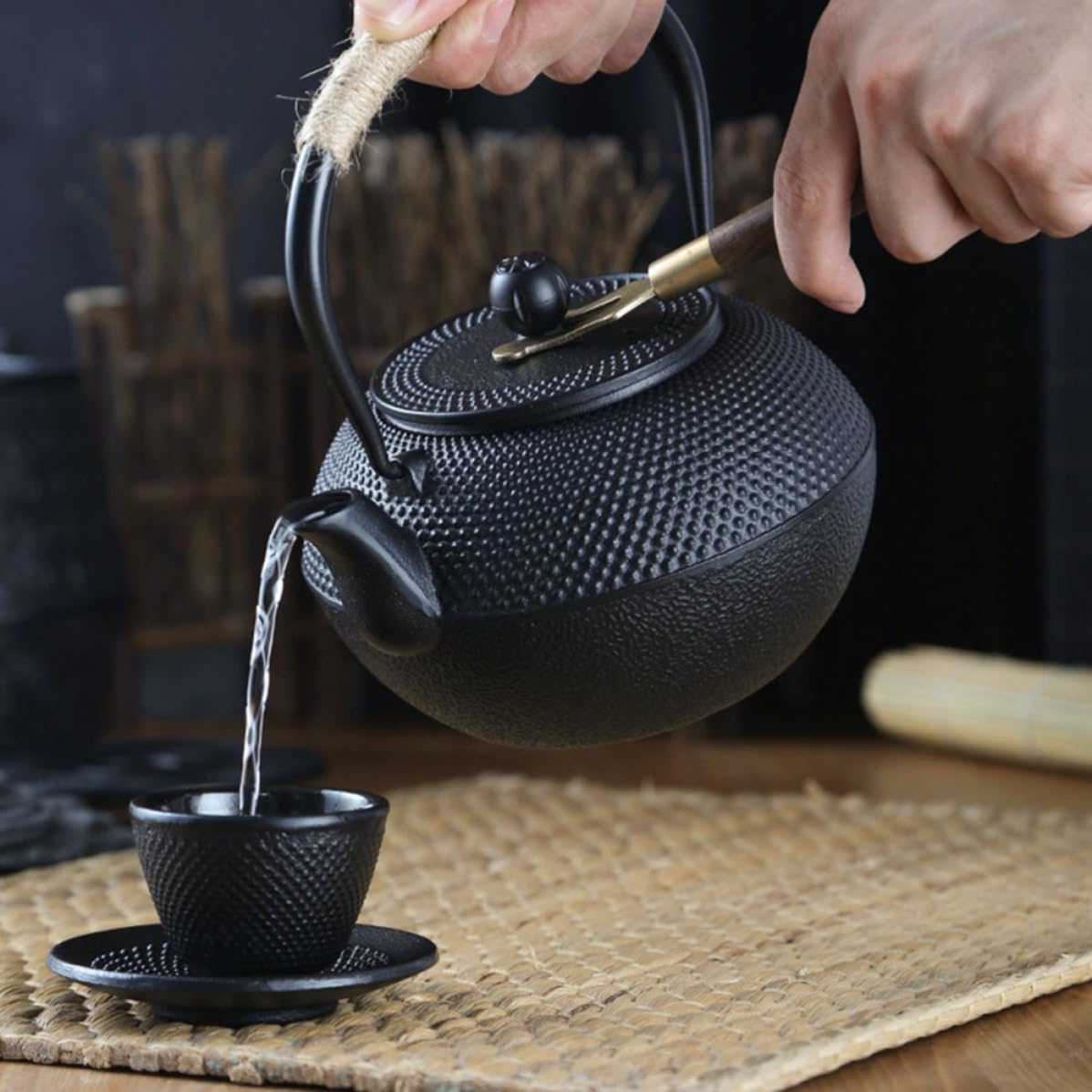 BETOOKY Tetera de Hierro Fundido Negra de 900 Ml con Infusor para Té Suelto, Superficie Interior Lisa, Diseño Clásico Japonés para Casas y Salas de Té