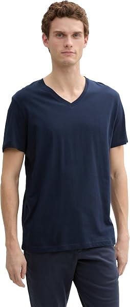 Detailaufnahme des weichen Baumwollmaterials eines TOM TAILOR V-Neck T-Shirts.