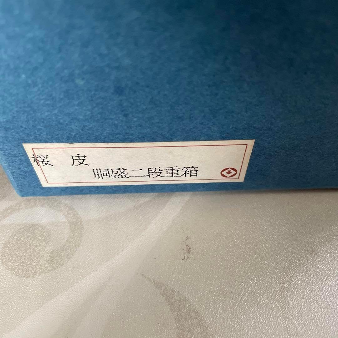 未使用　金箔漆器　重箱三段　花と蝶　箱入り 16cm×16cm×5cm 黒色の重箱 花の装飾 3段式 未使用 金箔漆器 重箱三段 花と蝶