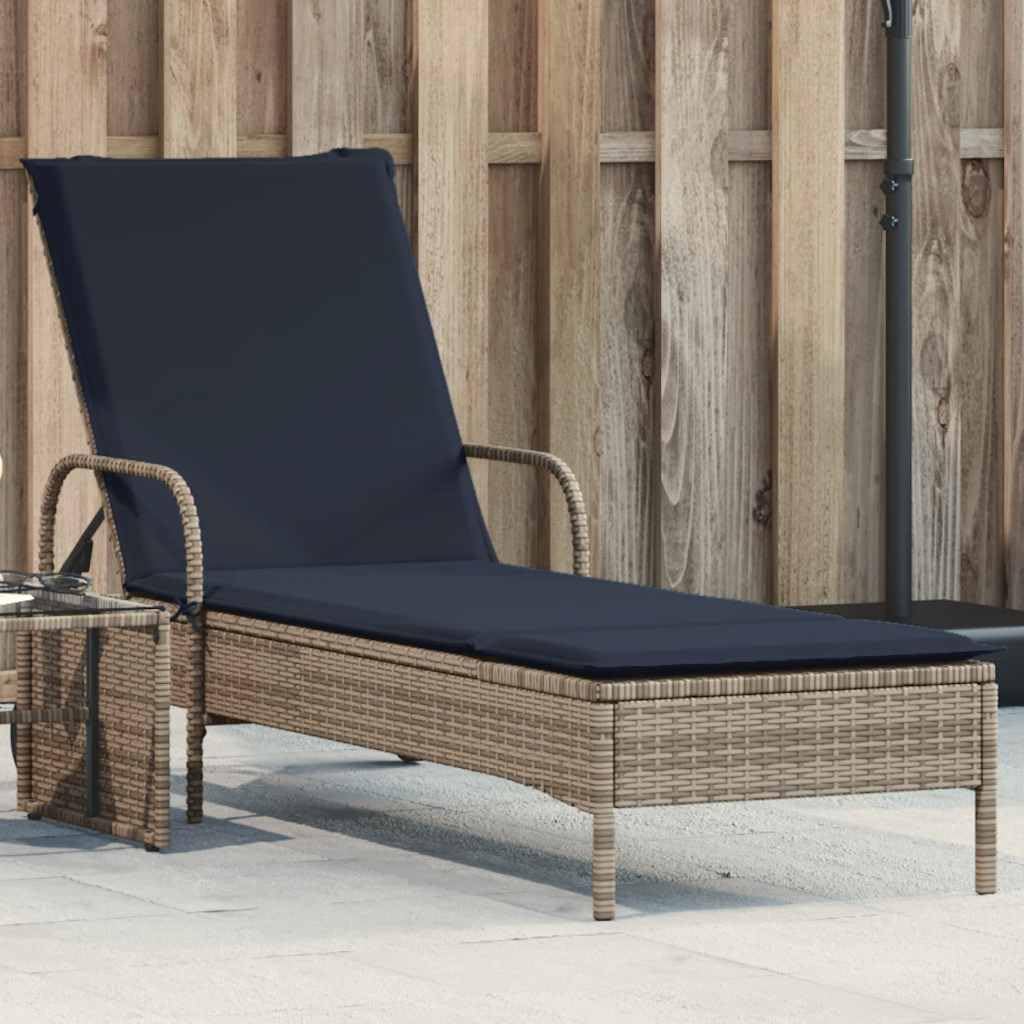 Lettino prendisole con ruote, lettino da giardino in polyrattan con schienale regolabile, sdraio relax per terrazza, cuscino incluso, grigio e blu navy, 200 x 61 cm
