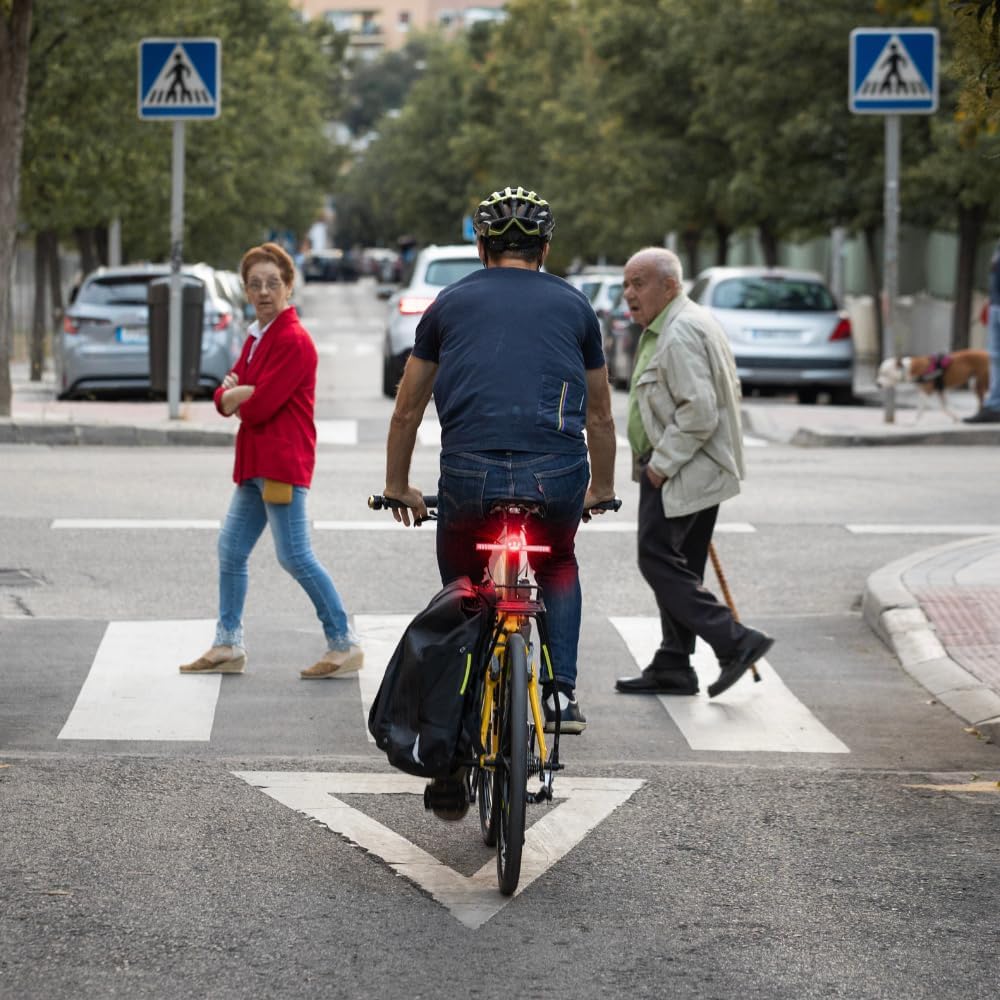 Urban: Una luce posteriore ultra-intelligente e senza fili per ciclisti urbani, con luce di posizione, indicatori di direzione, laser di sicurezza e campanello integrato