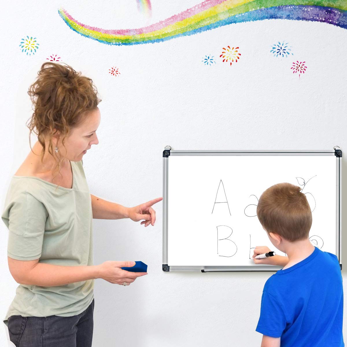 COSTWAY Magnetyczna tablica suchościeralna, 60 x 40 cm, ze zdejmowaną półką na długopisy, 3 długopisy, 2 magnesy, 1 gąbka i listwy aluminiowe, zmywalna na sucho, do zawieszenia, do szkoły, biura