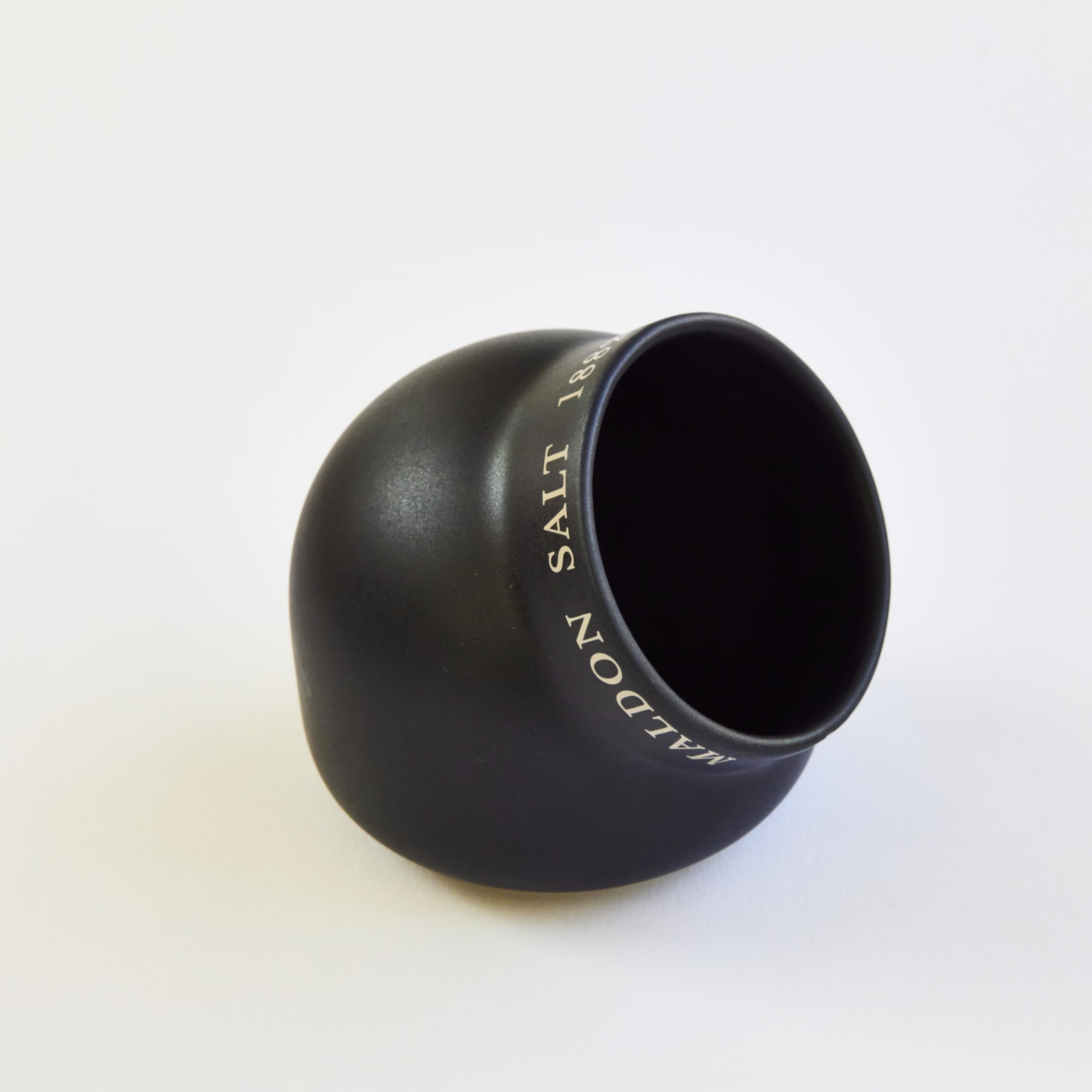 Maldon Salt - Cerdo de cerámica | Hecho de cerámica de calidad con un diseño clásico | Complemento perfecto para la cocina o el comedor | Negro