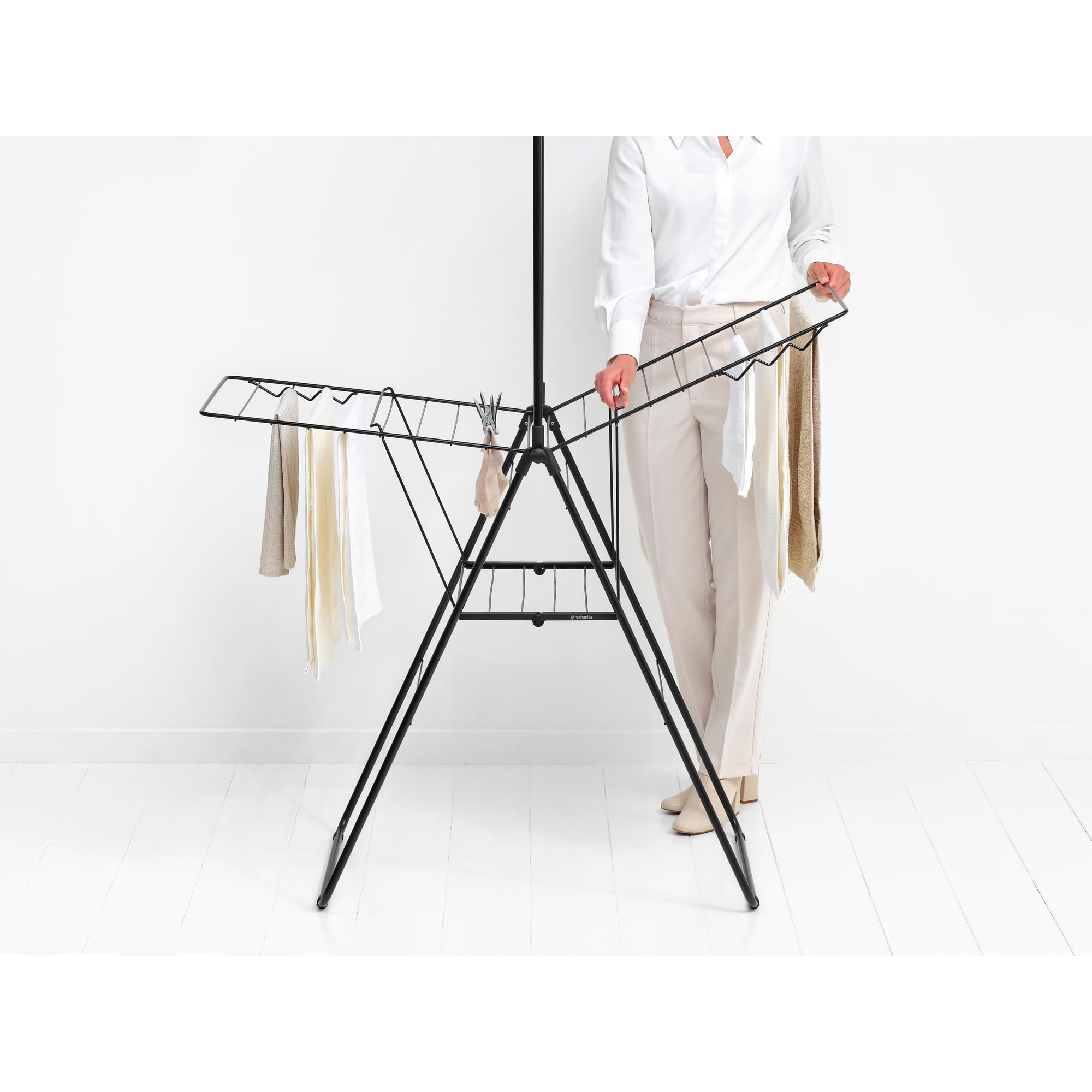 Brabantia Tendedero HangOn 20 m + Barra Matt Black | Espacio para secar Ropa XXL | Alas y Barra de Colgar Ajustables | Tendedero de Interior Plegable | 99 x 7 x 66 cm