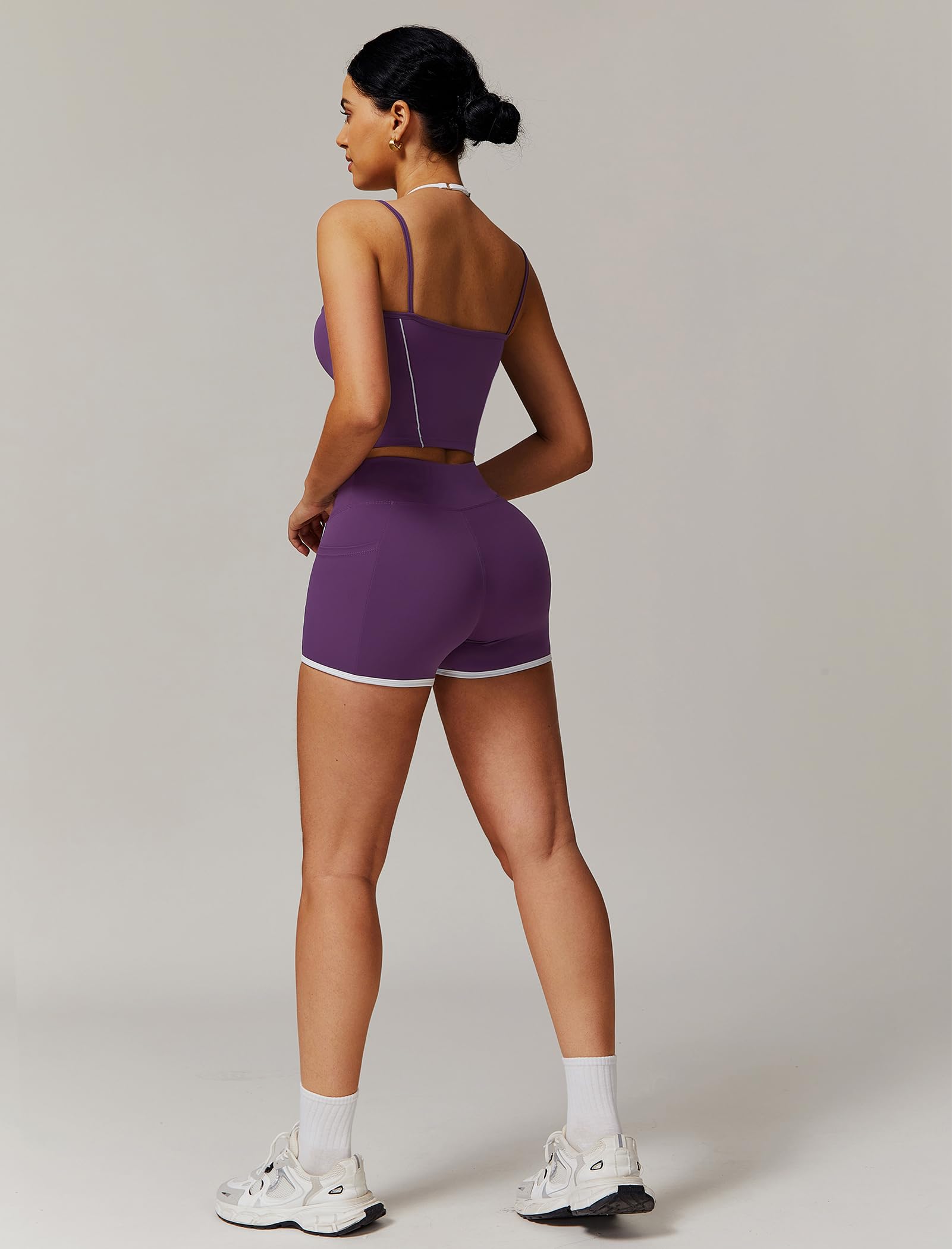 IDOPIP Conjunto deportivo de mujer de dos piezas para fitness: set de gimnasio con sujetador acolchado y leggings cortos con bolsillos – Ropa deportiva de verano para yoga, pilates y entrenamiento