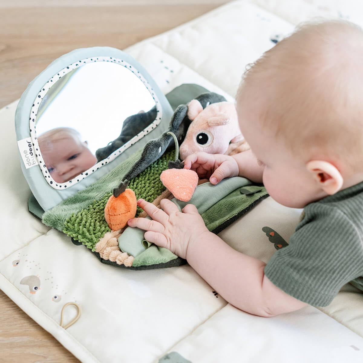 Done by Deer Miroir d’éveil Tummy Time – Jouet sensoriel bébé avec hochet, Textures, Contrastes – Miroir Ajustable antidérapant – Tiny Farm – Multicolore – 0+ Mois