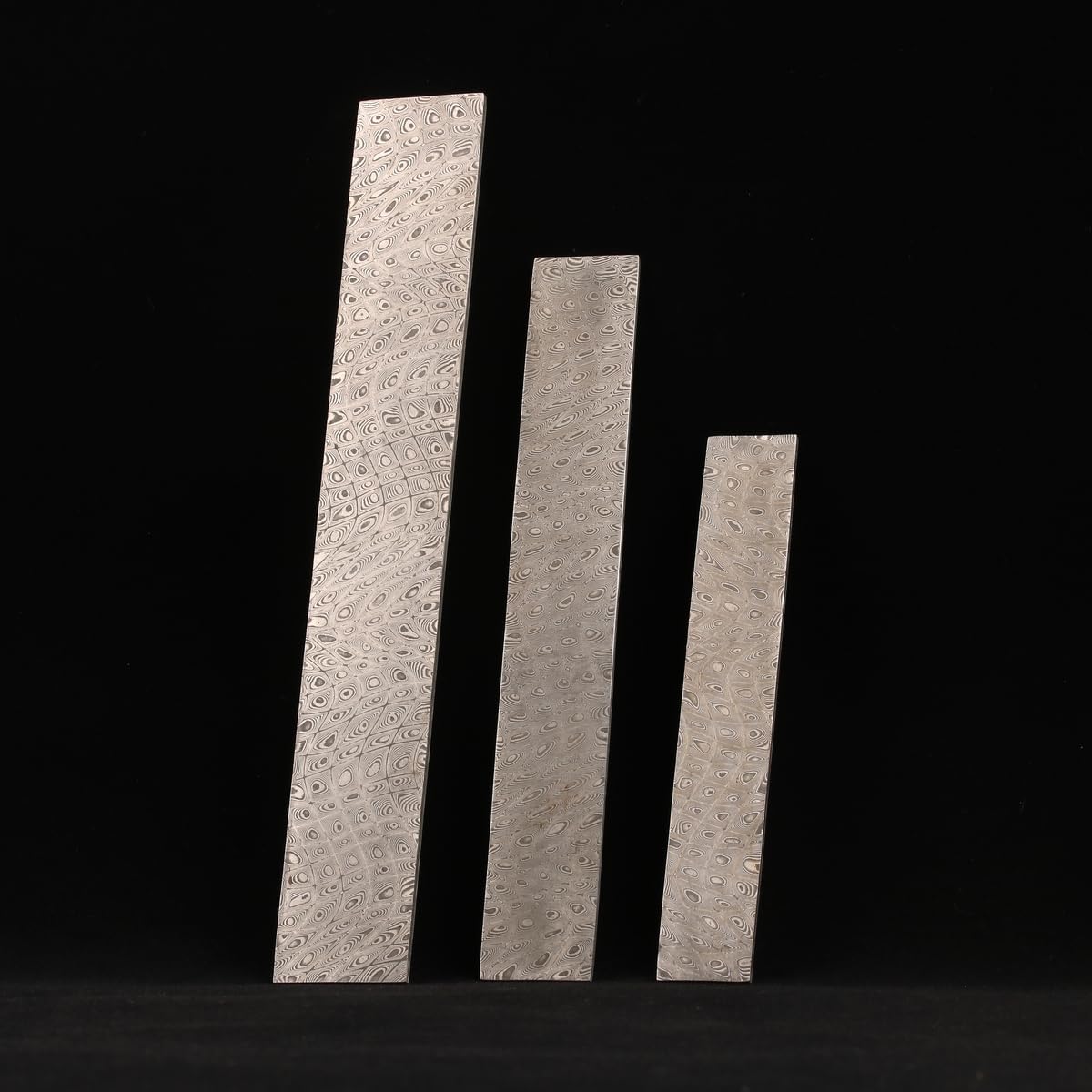 Plume de Paon Barre en Acier Inoxydable Damas Couteau à Lame Billet pour la Fabrication de Couteaux de Table à Lame Fixe Bijouterie (160x25x2.5mm)