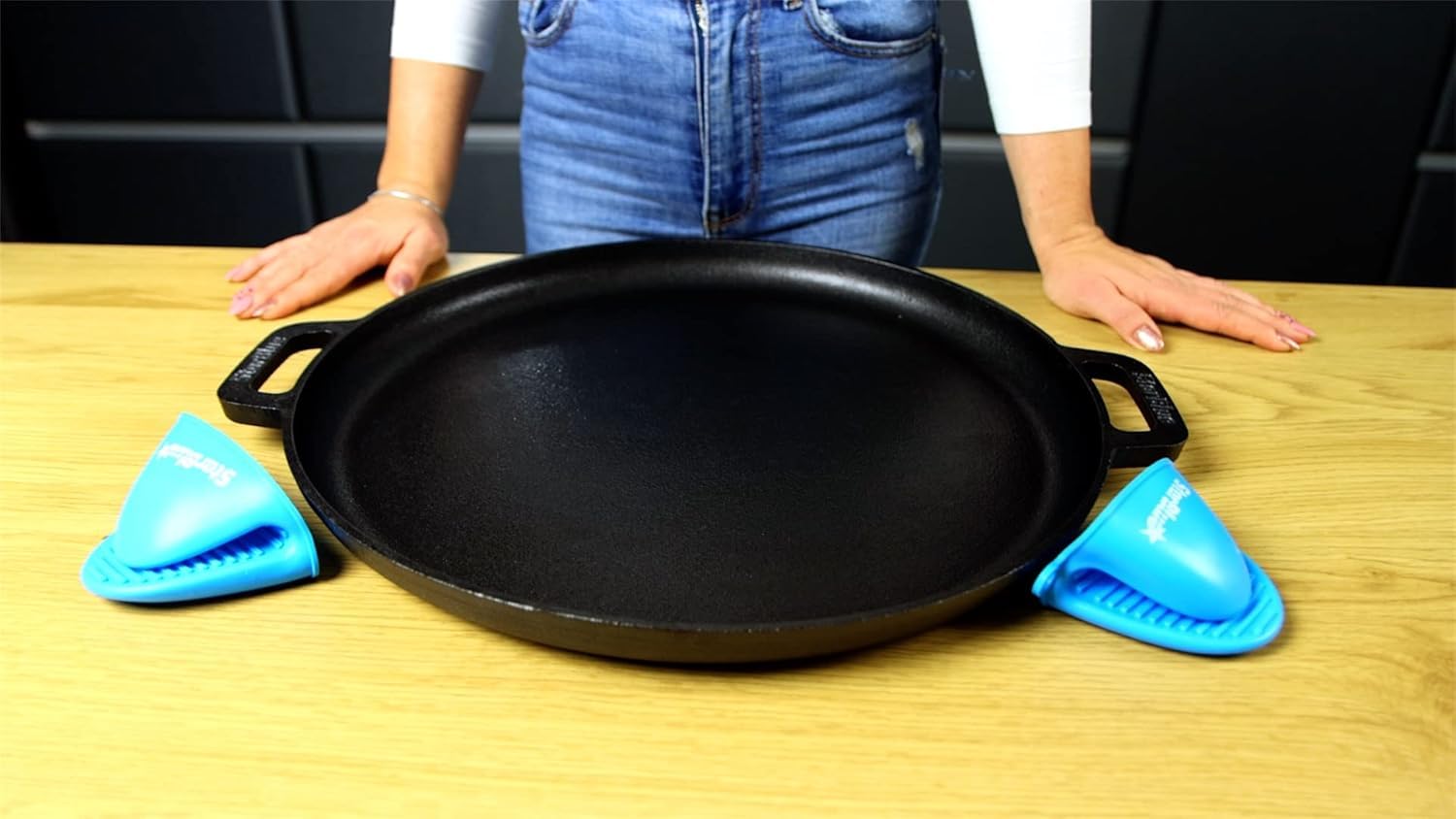 StarBlue Teglia per pizza in ghisa da 16 pollici con manici in silicone e 30 ricette Ebook, prestagionato, accessori per la cucina per gli amanti della pizza, cottura, griglia, barbecue, forno