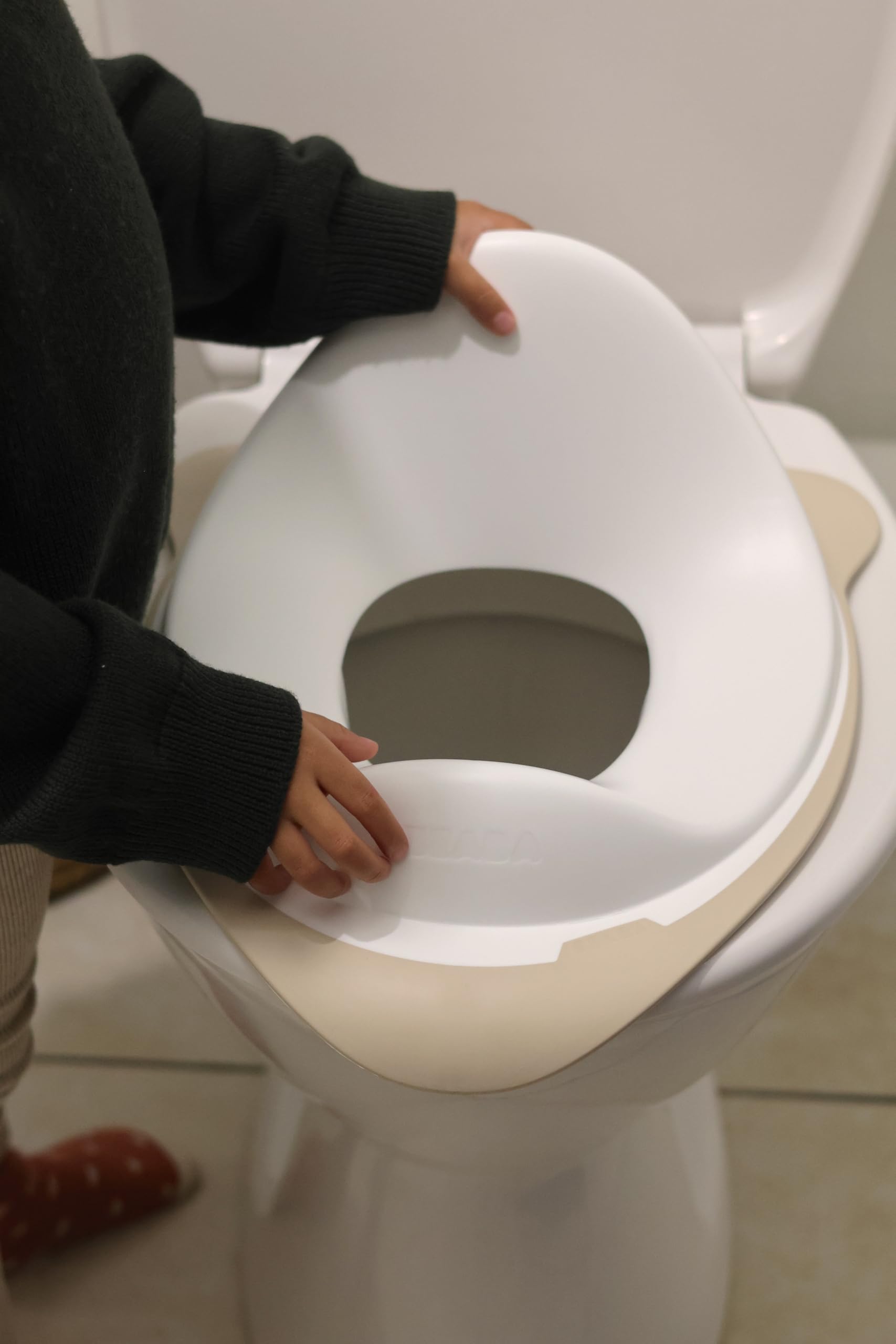 BÉABA, Réducteur de Toilette, Rehausseur WC Enfant Siège de Toilette avec crochet de fixation, Conception Antidérapants ergonomique, Facile d'entretien, Terre d'argile
