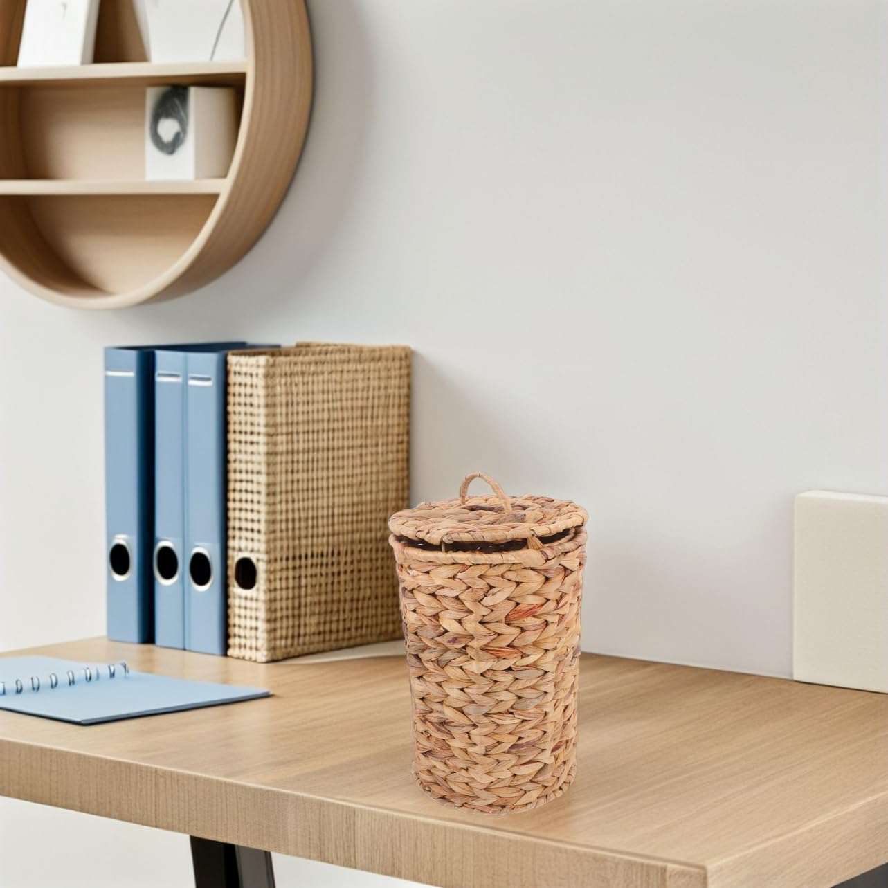 BESTOYARD Cestino Spazzatura Intrecciato in Erba Zucca con Coperchio, Design Traspirante e Compatto, per Soggiorno e Ufficio Rustico e Decorativo