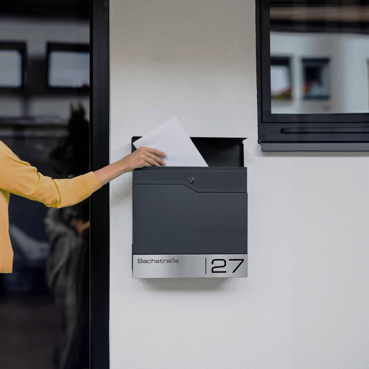 Metzler Cassetta delle lettere antracite con notifica e scomparto per giornali – Cassetta delle lettere da parete con targhetta in acciaio inox personalizzata con incisione laser – Cassetta della